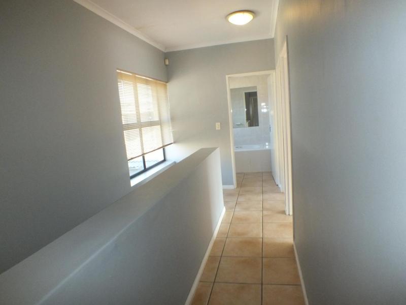 To Let 4 Bedroom Property for Rent in Van Riebeeckshof Western Cape